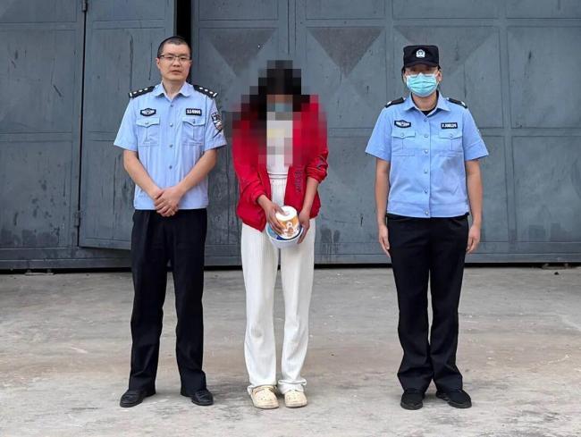 女子翻山逃票进景区非法揽客被拘