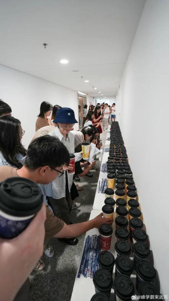 张姩菡请峰学蔚来员工立秋喝奶茶 延续温暖传统