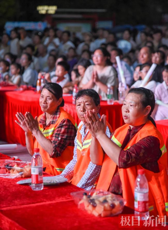 晚会现场 环卫工人坐到主席位 致敬城市美容师