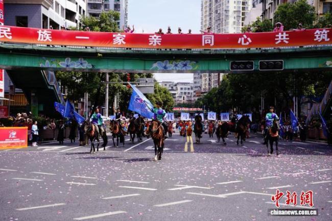 贵州黔南州成立70周年民族大巡游举行 多彩方阵展现团结风采