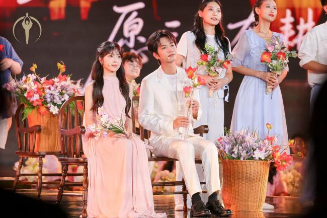 李思潼王彦桐百花奖开幕式合唱歌曲 新老同台传承光影
