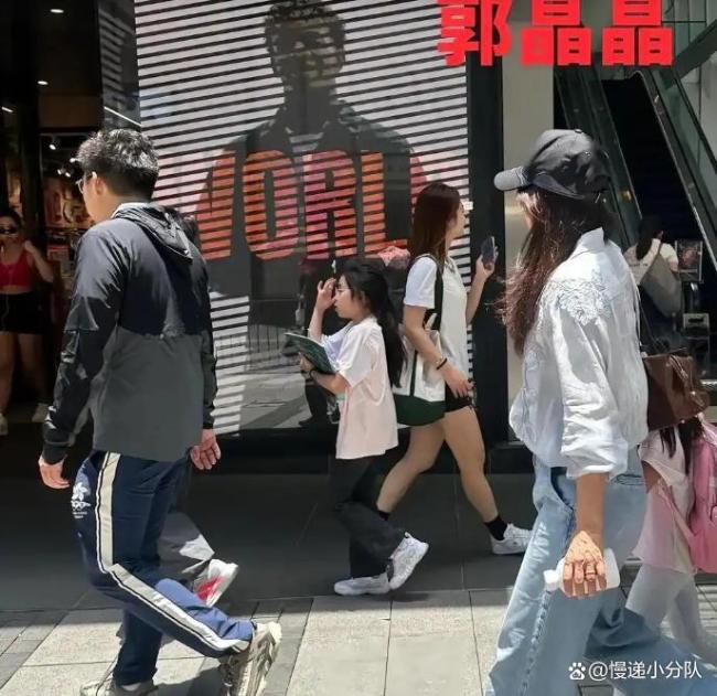 郭晶晶大女儿边走路边看书 亲子陪伴显珍贵