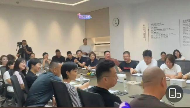 于东来直播和胖东来核心团队开会 分享企业文化与使命