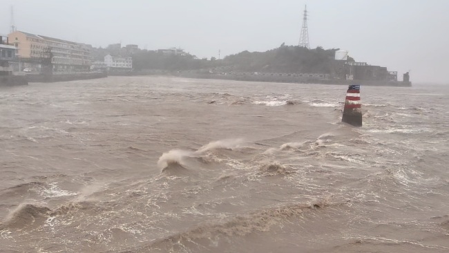 台风一线记者：一张嘴就有雨水灌入 直击风雨中的坚守