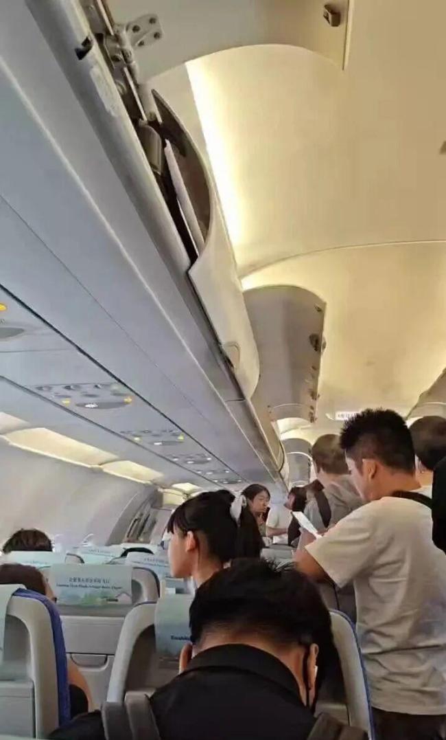 南航回应深圳飞无锡航班起飞时遭雷击 安全检查后更换飞机