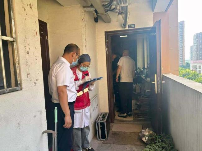 老人第5次失联 社区再“破门”救人 台风下的紧急救援