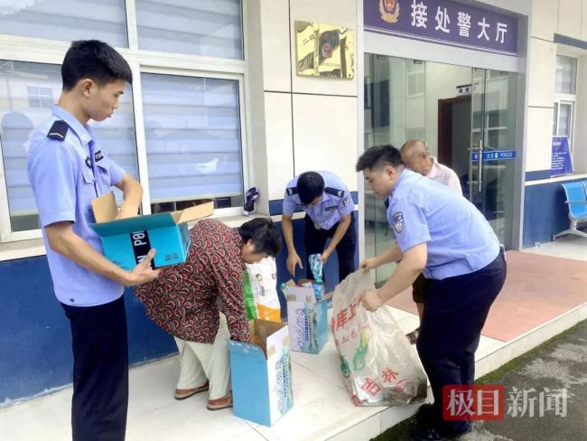 派出所民辅警攒废品帮扶七旬老人 点滴爱心显关怀