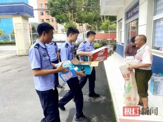 派出所民辅警攒废品帮七旬老人 点滴爱心暖人心