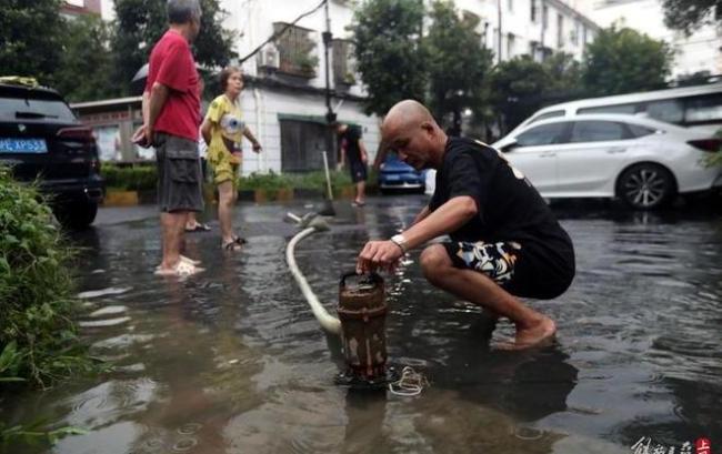 上海变海上 暴雨中的默默守护者
