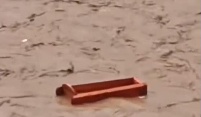 暴雨致棺材厂被冲毁 14副棺材被冲走