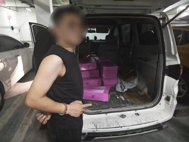 合肥一父亲发现儿子吸笑气报警 警方迅速行动抓捕嫌疑人