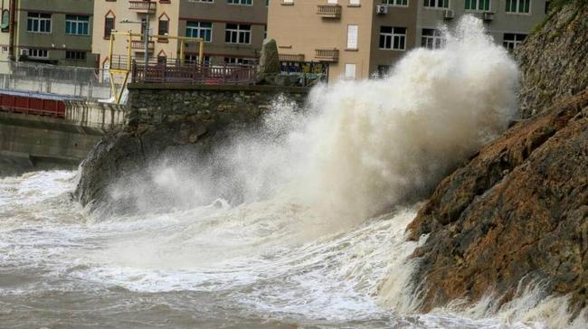 台风天游客硬闯封闭浴场被救回 家人硬闯是主因