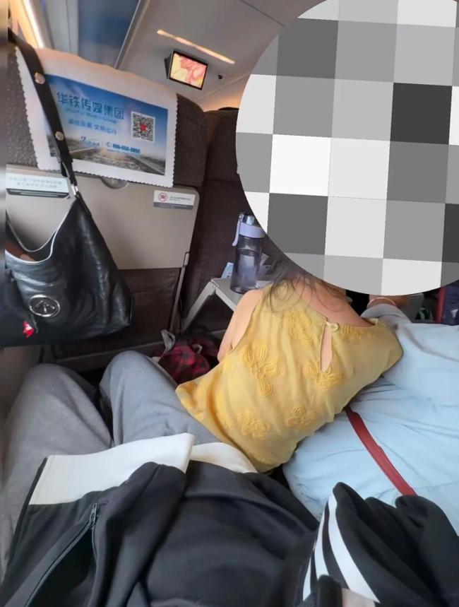 高铁免票儿童挤占邻座空间
