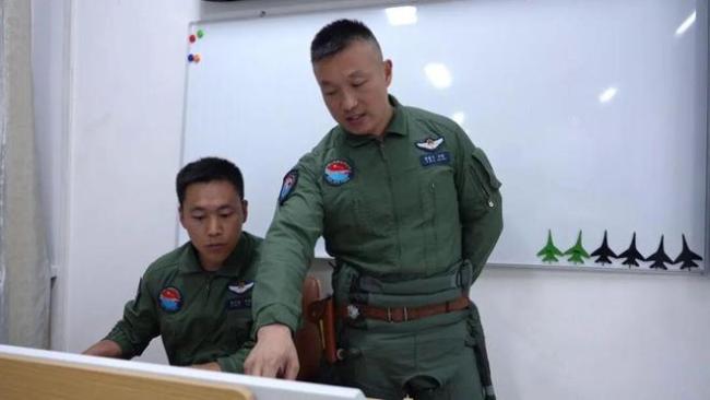 今天歼-10C哈尔滨配资公司，昨天歼-20！网友：想飞啥飞啥呗~ 多机型通飞训练忙