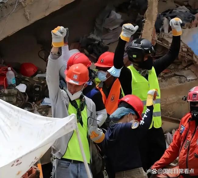 6个月婴儿从地震废墟中被救出 生命奇迹感动现场