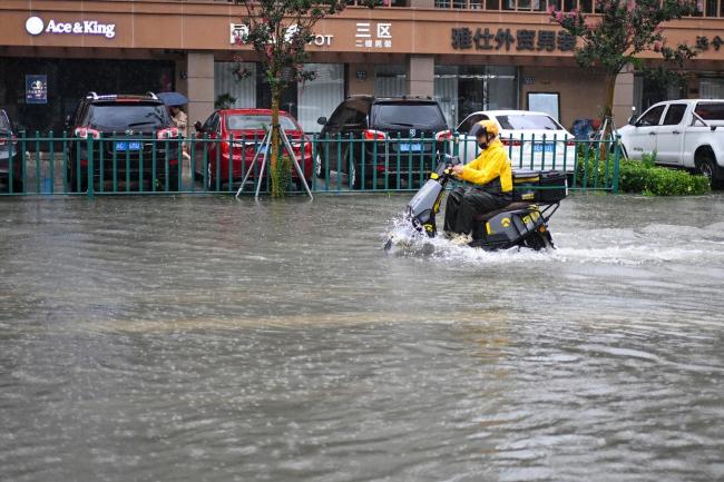 白海豚走了雨更大了 多地暴雨预警持续