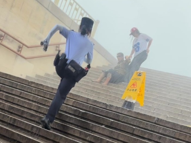 北京民警雨中为伤者撑伞