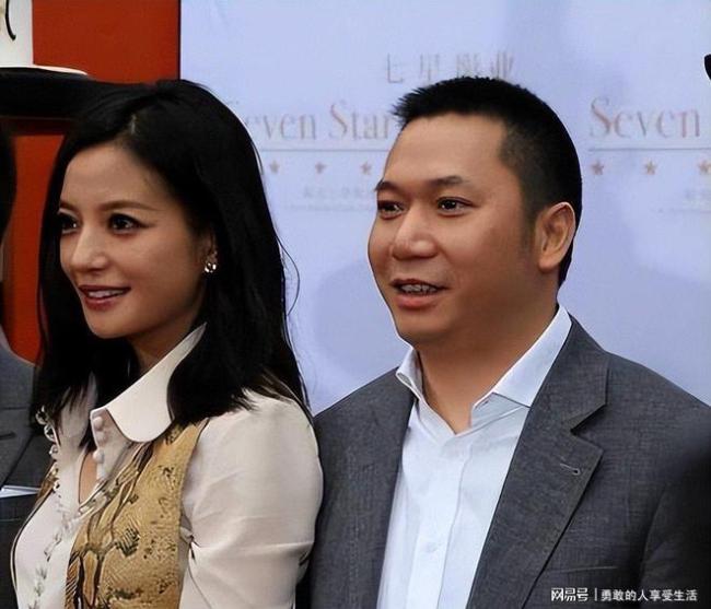 赵薇现身云南昆明！50岁穿搭潮流回归平凡，女儿已长大身材高挑 岁月静好中的低调转变