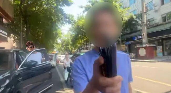 成都一男子假冒交警霸气执法被行拘