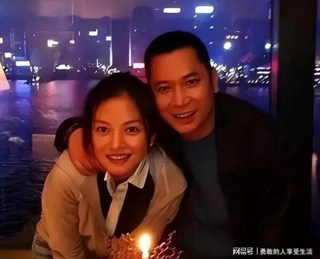 赵薇现身云南昆明！50岁穿搭潮流回归平凡杠杆APP，女儿已长大身材高挑 岁月静好中的低调转变