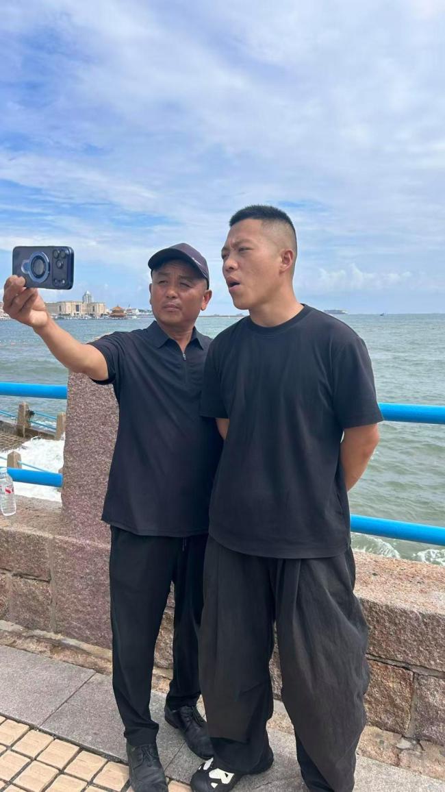 34天跳海救3人父子获评见义勇为 英勇事迹温暖全网
