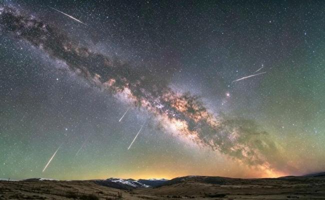 北半球多国邂逅英仙座流星雨 日食同框引期待