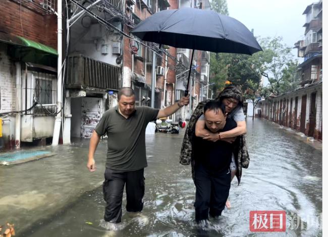 硬核书记撑起台风天里的避风港