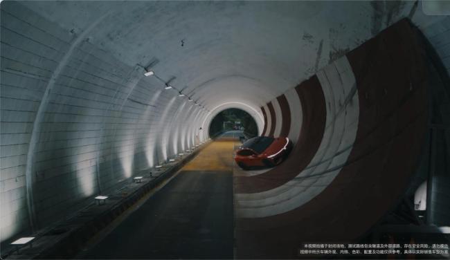 岚图追光S完成360度隧道大回环穿越 挑战地心引力
