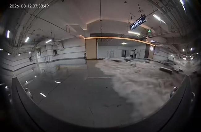 河南许昌暴雨冲垮小区车库外墙