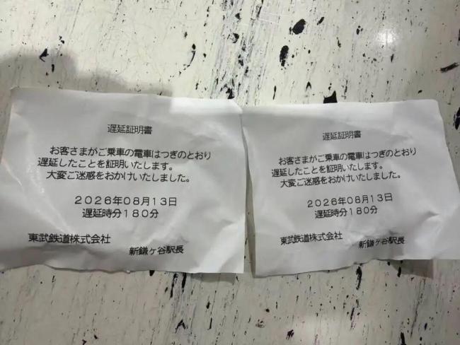 1小时下完整个8月的雨 游客机场过夜 暴雨引发交通瘫痪