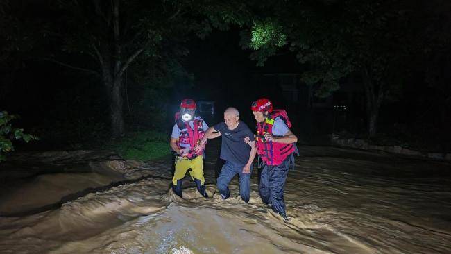 一地深夜暴雨 救援人员蹚水转移村民 山村紧急救援行动