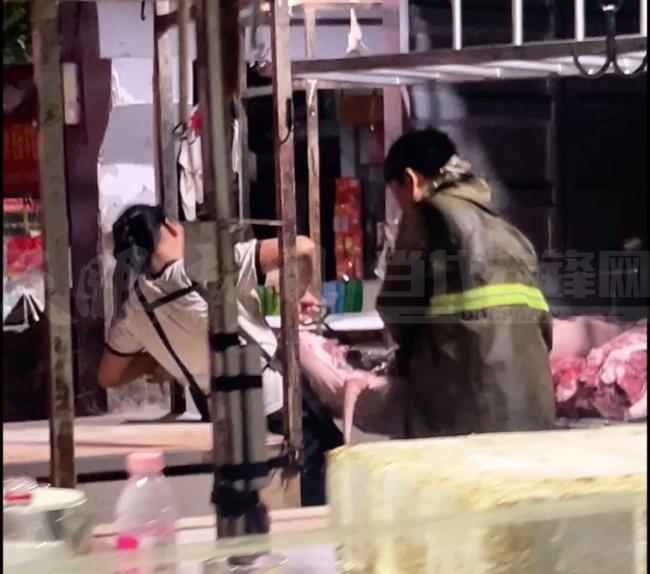 贵州一地深夜屠宰生猪绕过检疫入市 暗访揭露深夜屠宰场