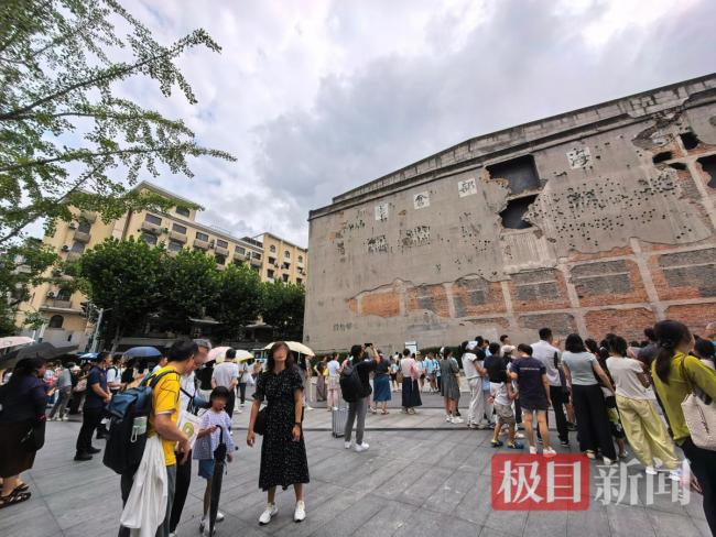 游客到上海参观四行仓库抗战旧址
