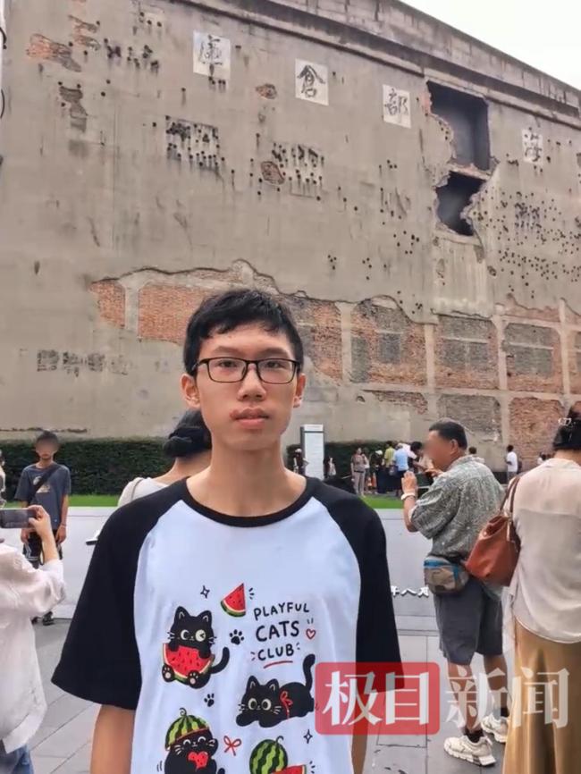 各地游客到上海参观四行仓库抗战旧址 铭记历史弘扬精神