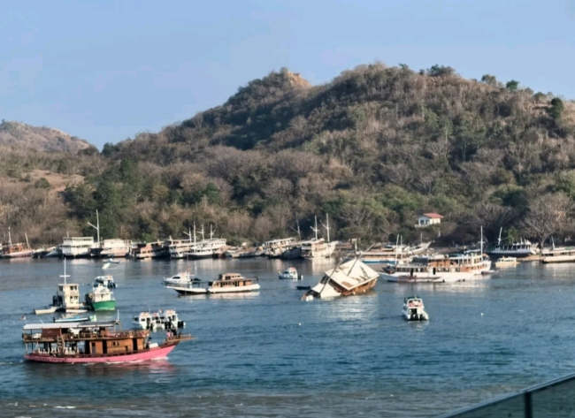 印尼7.7级强震 海面出现巨大漩涡