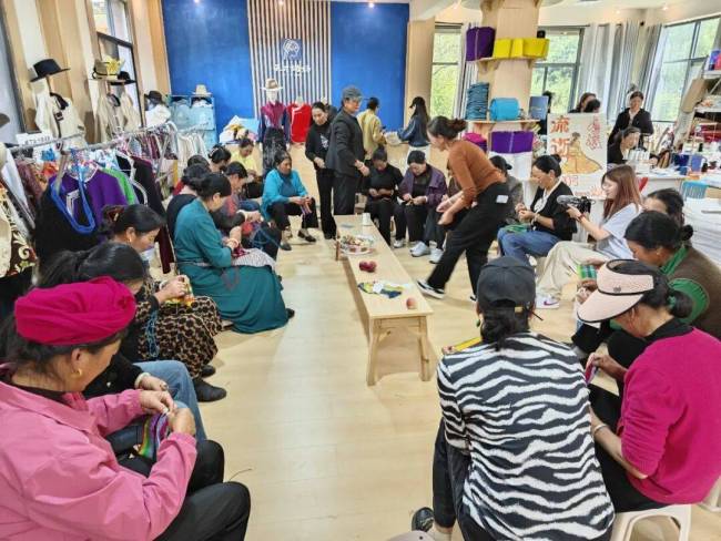 妇联赋能让摩梭指尖非遗闯市场 古老技艺焕发新生
