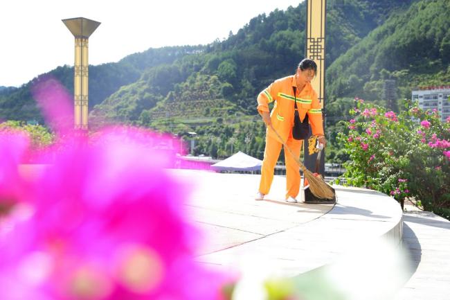 高温下不停工的普通劳动者 用汗水守护城市运转