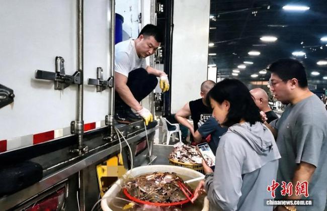 年轻人流行起夜间“拼蟹” 时令美食成新风尚