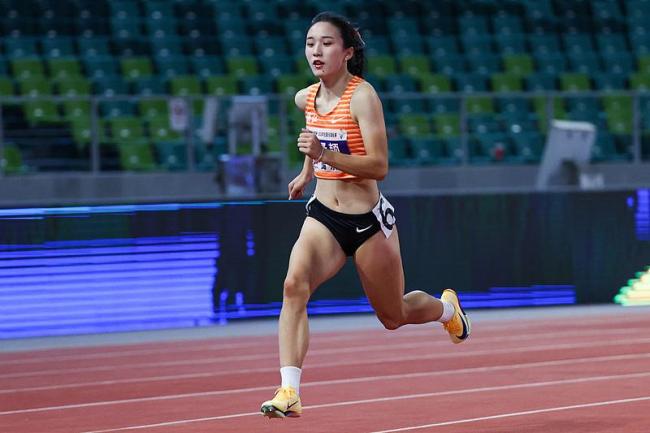 田径全锦赛女子百米决赛陈妤颉夺冠 刷新亚洲青年纪录