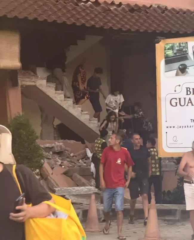 游客亲历印尼强震：酒店墙体震穿大洞 地震瞬间摧毁假日宁静