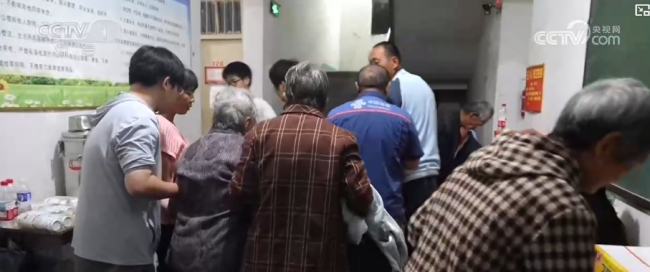 “总有人是逆行者”,拼出生命通道