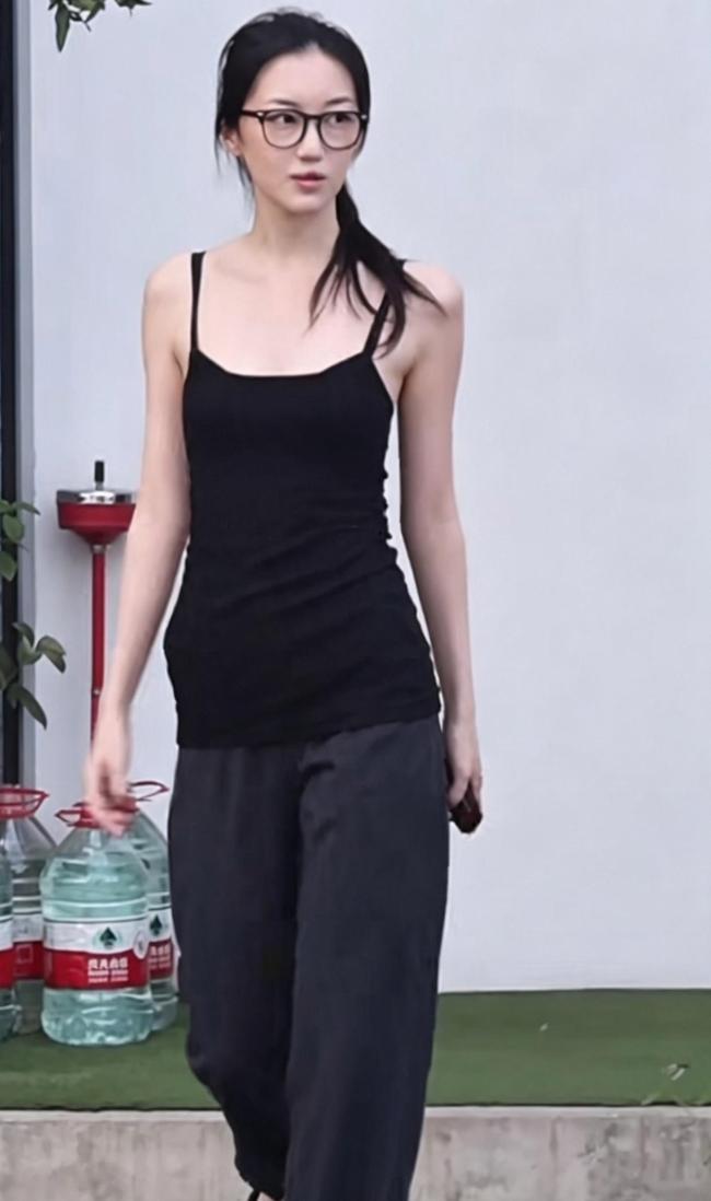 李嫣和同母异父姐姐窦靖童聚会 姐妹情深氛围好