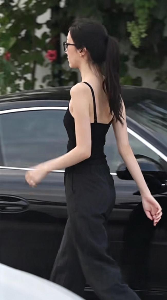 李嫣和同母异父姐姐窦靖童聚会 姐妹情深氛围好