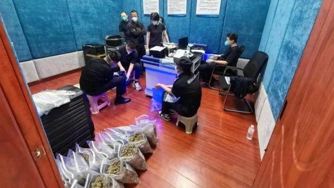 “借道”中国转运70公斤毒品 2名外籍过境人员获刑