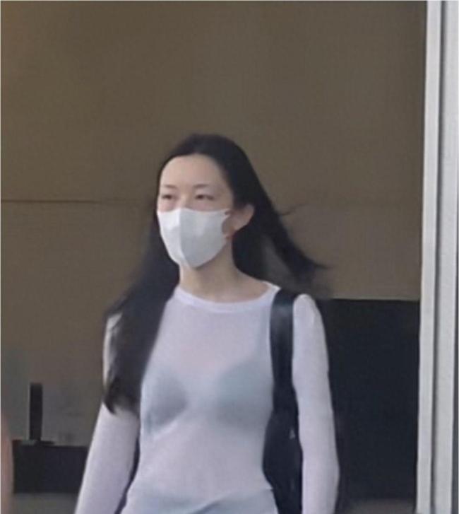 王菲俩女儿罕见同框