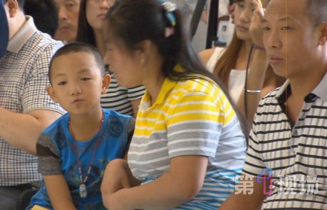 遭伯母挖眼男孩13年后给医生报喜 重获希望与光明