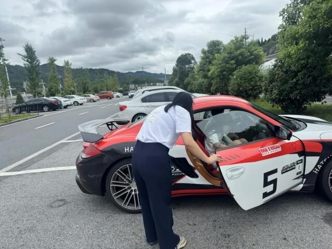 将女孩留车内司机找到时正埋头休息 高温下紧急救援