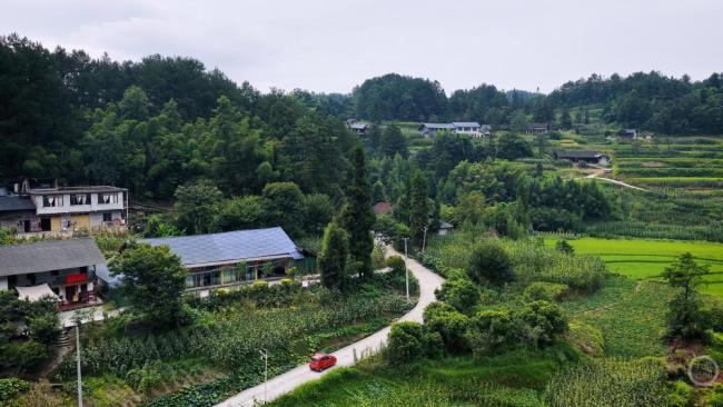 “走不快”的周医生 山路上的健康守护者