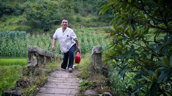 “走不快”的周医生 山路上的健康守护者