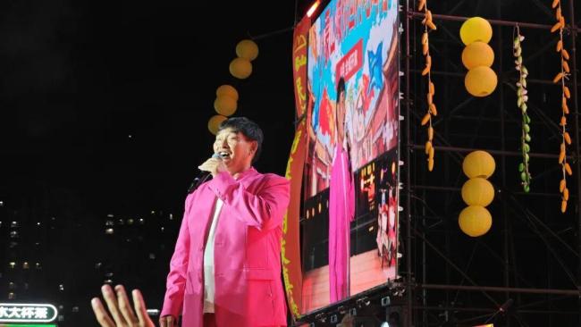 大衣哥商单已排到年底 58岁再度翻红